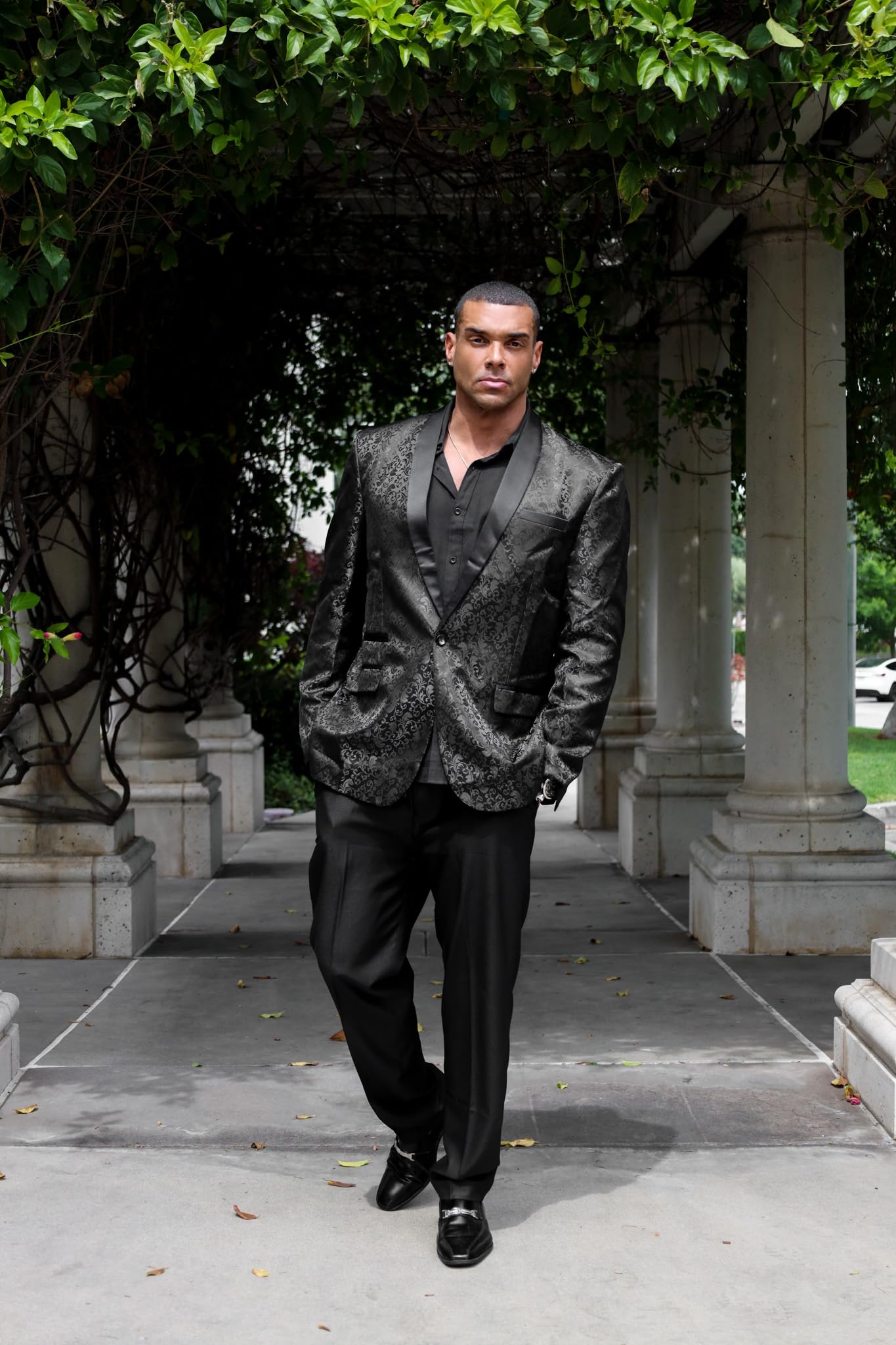 Black # Men's floral jacquard dress suit jacket with shawl collar and single-breasted closure, black printed tux blazer with center vent, exquisite floral pattern, 3D tailored fit and full shoulder design, versatile formal coat for party, prom, wedding, banquet and celebration, isolated on white background.