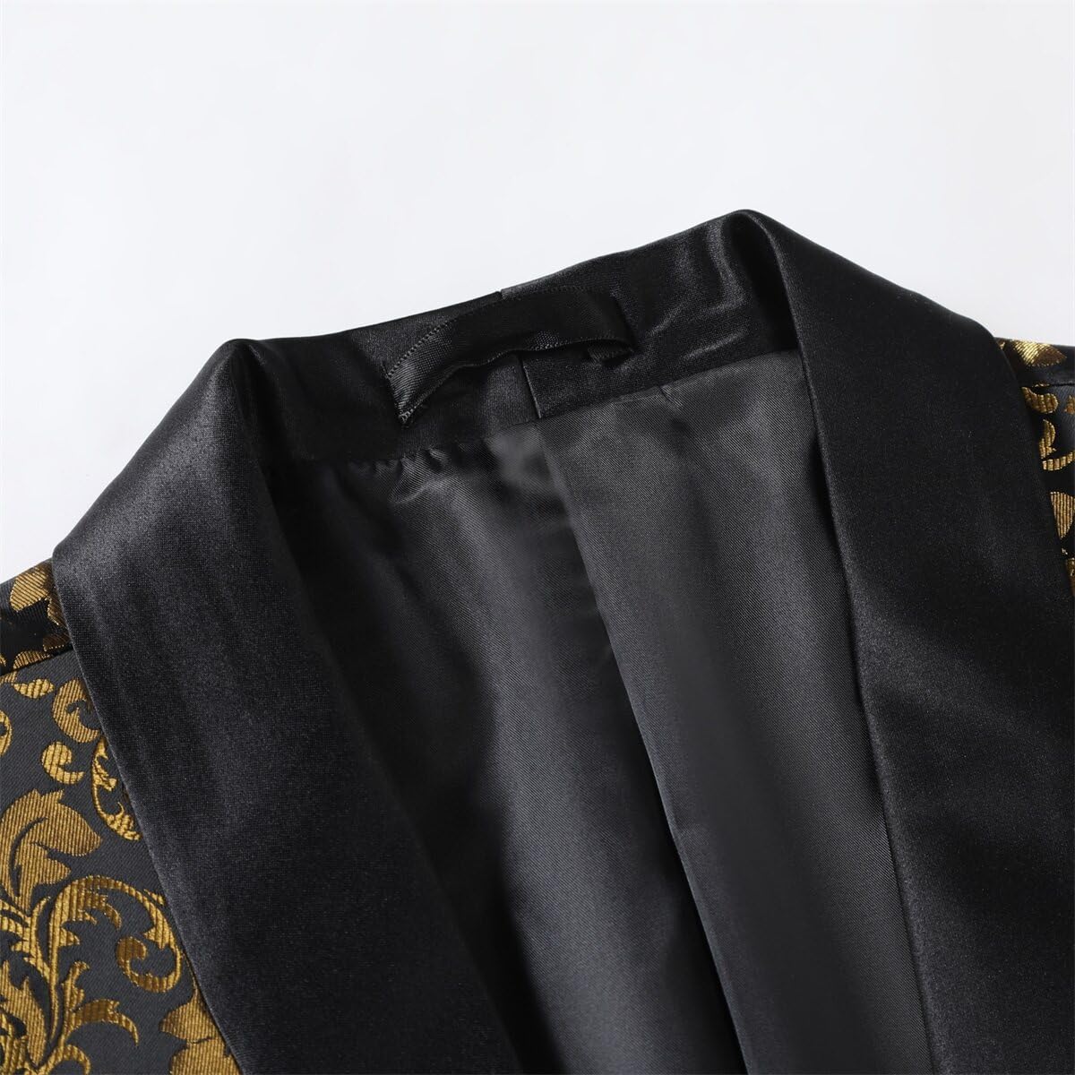 Golden # Men's floral jacquard dress suit blazer with black shawl collar and center vent, 3D tailored fit gold blazer jacket with exquisite floral print, one chest pocket and two side flap pockets, perfect for party, prom, wedding, banquet and celebration events, isolated on white background.