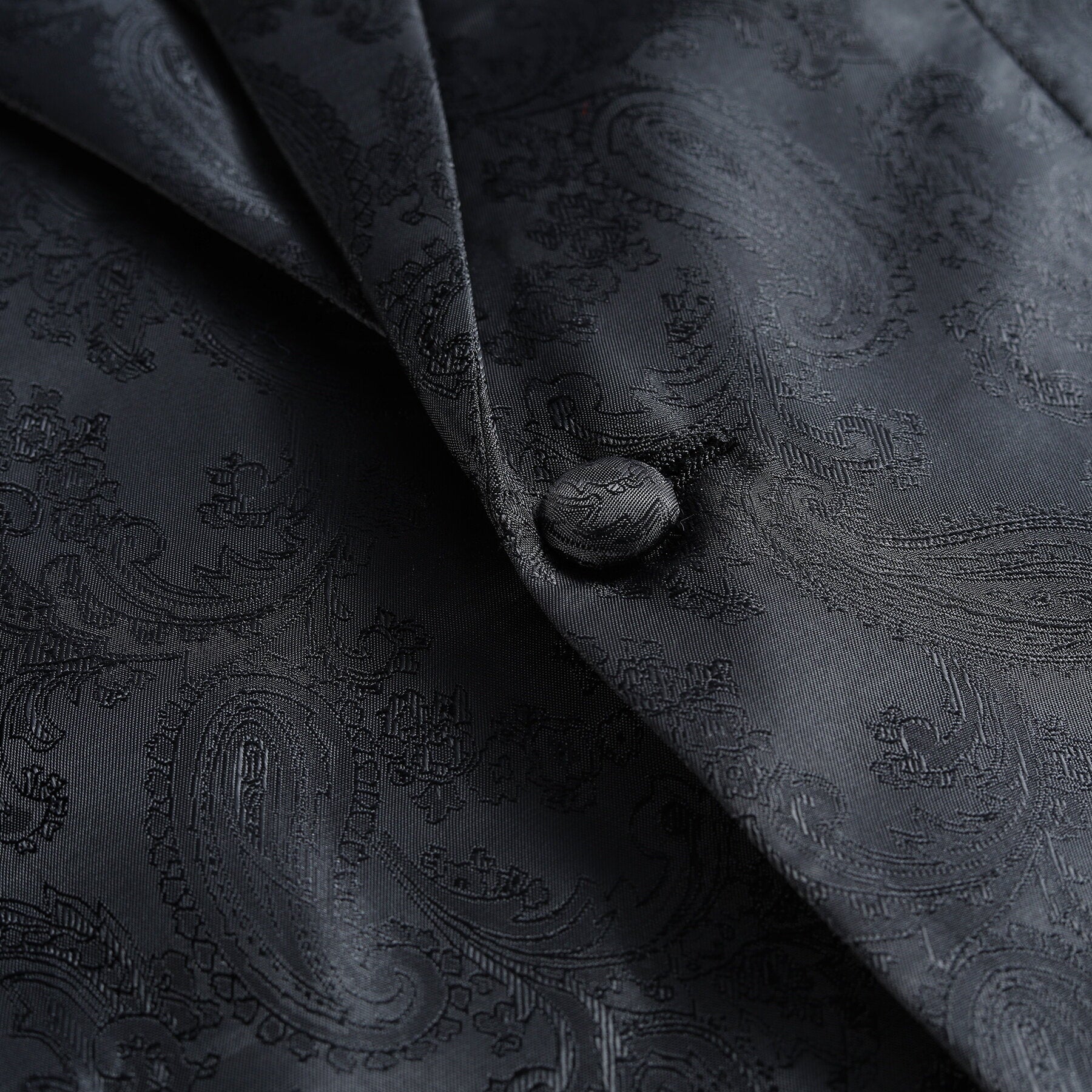 Black # Men's slim fit 2-piece paisley fashion suit with notch lapel and single-breasted button closure, black patterned formal blazer jacket with four-button cuffs and fully lined interior, matching flat-front trousers for party, wedding, prom and special occasions, isolated on white background.