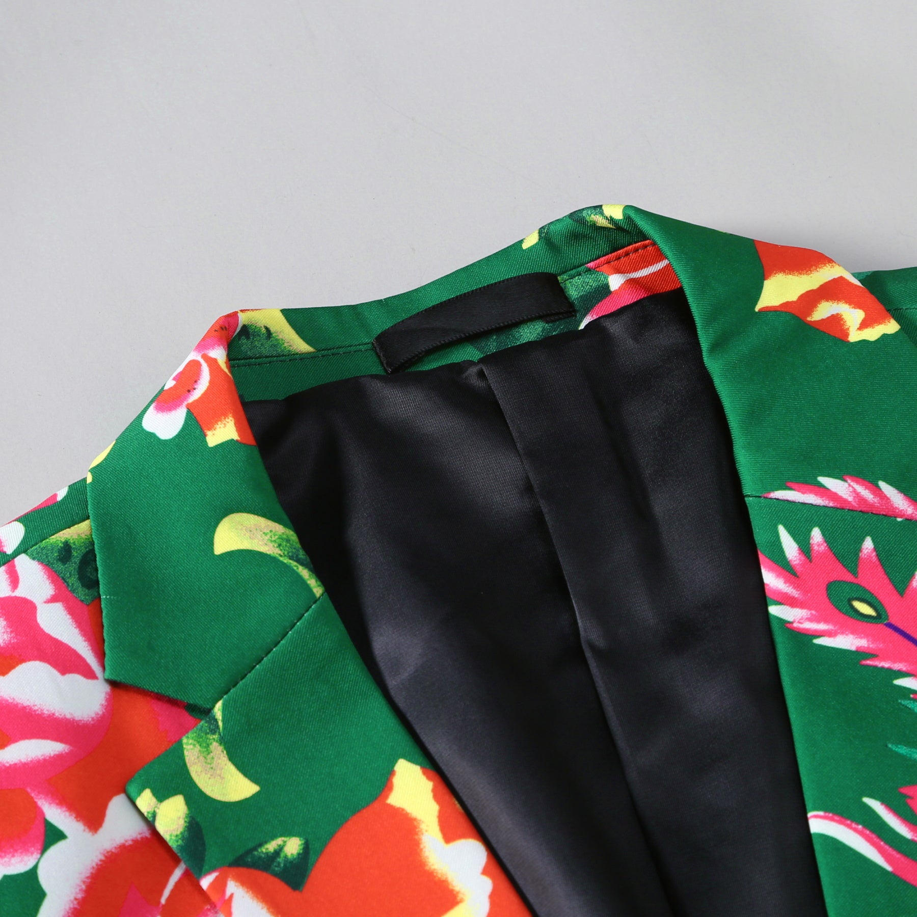 Green # Men's slim fit 2-piece big flower printed suit with notched lapel and single-breasted closure, vibrant green floral pattern blazer jacket with matching trousers for party, wedding, prom, date and special occasions, isolated on white background.