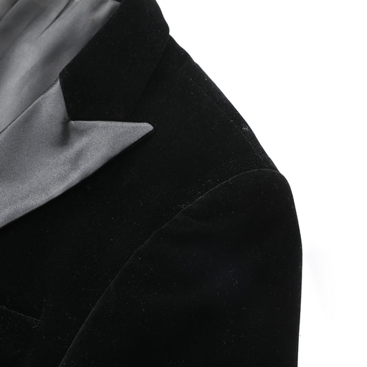Black # Men's slim fit velvet tuxedo blazer with satin peaked lapel and single-breasted button closure, elegant black formal suit jacket with three-button cuffs and full lining for wedding, prom, party and evening events, isolated on white background.